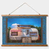 ホームスイートホームヴィンテージキャンパートレーラーウォールデコール 吊り下げ型タペストリー (正面)