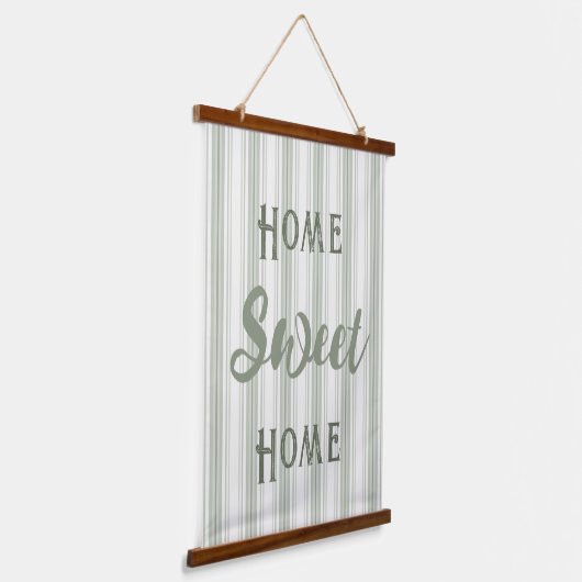 ホームスウィートホームファームハウスセージチキングストライプズ 吊り下げ型タペストリー (傾斜あり)
