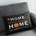 ホームスウィート幽霊のよく出るホームハパーソナライズされたロウィン アクセントクッション<br><div class="desc">この不気味なおもしろいハロウィンパーソナライズされたランバー装飾用クッションでゲストを歓迎。タイポグラフィスタイリッシュデザインは、ご家族の名前と怖いジャックオ幽霊のよく出るランタンパンプキン、不気味なダングリングスパイダー、スパイダーウェブの背景のアクセントカスタムの文字を含む「ホーム甘いホーム」の言葉を特徴とする。黒、グレー、白、オレンジの配色を含む。</div>