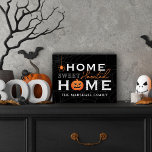 ホームスウィート幽霊のよく出るホームハパーソナライズされたロウィン ウッドボックスサイン<br><div class="desc">この不気味なおもしろいハロウィンパーソナライズされたのテーブルトップデコールサインでゲストを歓迎。タイポグラフィスタイリッシュデザインは、ご家族の名前と怖いジャックオ幽霊のよく出るランタンパンプキン、不気味なダングリングスパイダー、スパイダーウェブの背景のアクセントカスタムの文字を含む「ホーム甘いホーム」の言葉を特徴とする。黒、グレー、白、オレンジの配色を含む。</div>