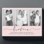 ホームファミリーことわざモダンタイポグラフィ3枚 フォトプラーク<br><div class="desc">このモダンデザインはタイポグラフィ#photoの文字「ホーム – 私たちが誰であり、私たちが愛する全てのものの集いお気に入りのて – 私たちの物語」を持つあなたの写真の3つを取り上げてモダン#family #photogifts #gifts #gift #giftsforher #girly #personalizedgifts #home #birthdaygifts #holidaygifts博士</div>