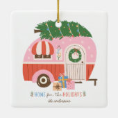 ホームフォーザホリデーズピンクキャンパークリスマス セラミックオーナメント (裏面)