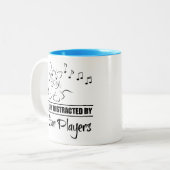 ホームプレーヤーに気づかれやすい不思議な猫 ツートーンマグカップ (正面左)