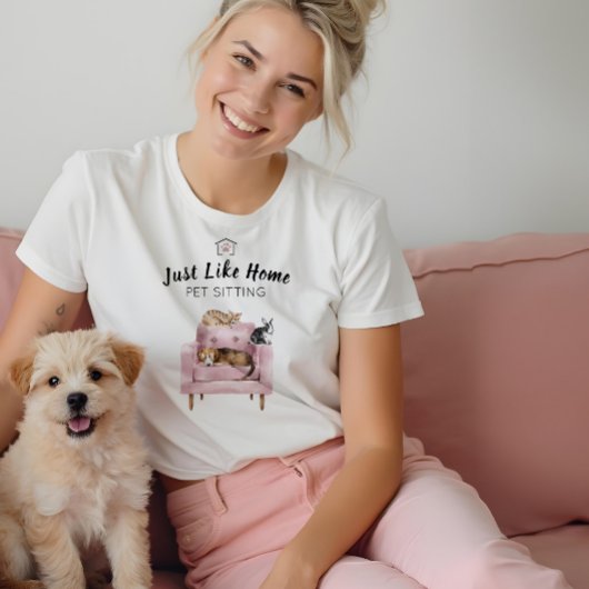 ホームペット座り |ピンクのソファで寝る犬と猫 トライブレンドTシャツ