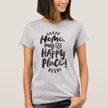 ホームマイハッピープレイス!シェルターインプレース – ホームボディ Tシャツ<br><div class="desc">私たちの家は何て素晴らしい避難所だろう。私たちの愛する人々の場所とすべてのものお気に入りの。簡単を取る – コーヒーを作る – 本と椅子お気に入りのに寄り添素晴らしう…安全に過ごす!「HOME - Happy Place」の下の私の店でこのことわざを持つ他の製品を参照 – カテゴリ。</div>