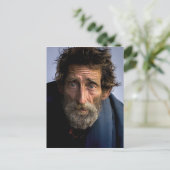 ホームレスで無力な髭を生やした男 ポストカード (スタンド正面)