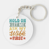 ホールド私の妻頼を最初に私を許可 – 夫おもしろい人 キーホルダー (裏面)