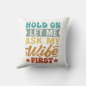 ホールド私の妻頼を最初に私を許可 – 夫おもしろい人 クッション (裏面)