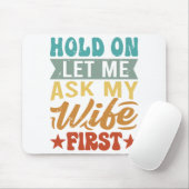 ホールド私の妻頼を最初に私を許可 – 夫おもしろい人 マウスパッド (マウス)
