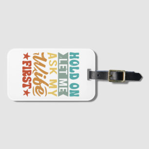 ホールド私の妻頼を最初に私を許可 – 夫おもしろい人 ラゲッジタグ