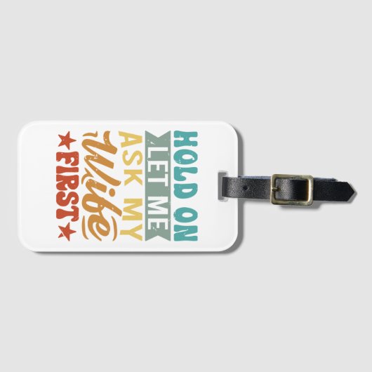 ホールド私の妻頼を最初に私を許可 – 夫おもしろい人 ラゲッジタグ (正面横)