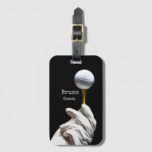 ホールブラックの背景の横のピンにゴルフボールが置かれている ラゲッジタグ (正面縦)