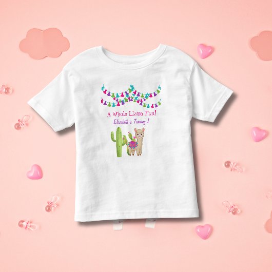 ホールラマおもしろいピンクパープルサボテンの子誕生日 トドラーTシャツ