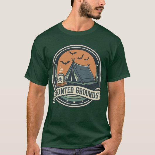 ホーンテッドグラウンズの不気味なキャンプコーヒーデザイン Tシャツ (正面)