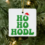 ホーHODL – クリプトおもしろいサンタクリスマスユーモア セラミックオーナメント<br><div class="desc">冬祝の休日のシーズンはおもしろい、この可愛い男女のクリスマス引用文「ホホホホホド」が開催される。Bitcoin暗号通貨と分散型ブロックチェーンのデジタル投資家、鉱夫、トレーダーのための皮肉なユーモア。</div>