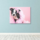 ボアすごいを着た可愛いボストンテリアパピー キャンバスプリント (インサイチュ (ウッドフロア))