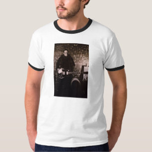ボアのTシャツを持つポールE Tシャツ