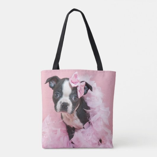 ボアを身に着けている極度のかわいいボストンテリアの子犬 トートバッグ (裏面)