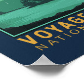 ボイジャーズナショナル・パーク雨の湖ヴィンテージエンブレム ポスター (角)