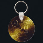 ボイジャーメッセージ キーホルダー<br><div class="desc">NasaがVoyager 1とVoyager 2を星間宇宙に送り出すと、彼らは地球の複数の画像と音を持つ黄金の記録を一緒に送った。この画像は、レコードの片側に印刷され、レコードの方法に関する指示と、近くのパルスに関連する我々の相対的な場所のマップを含む。カール・サガンによって設計された、それは、かつて私たちが存在していた恒星間地球外知的生命に対する私たちのメッセージである。</div>