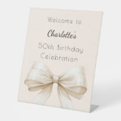 ボウクリームベージュ誕生日パーティーへようこそ 台座サイン (正面)