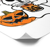 ボウバを飲む幽霊衣装の可愛いハロウィーン猫 ポスター (角)