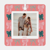 ボウホホー赤ピンク弓フォトクリスマスホリデー メタルオーナメント (裏面)