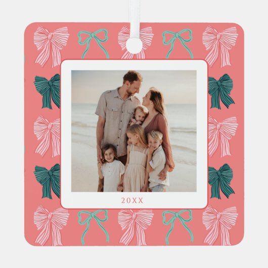 ボウホホー赤ピンク弓フォトクリスマスホリデー メタルオーナメント (裏面)