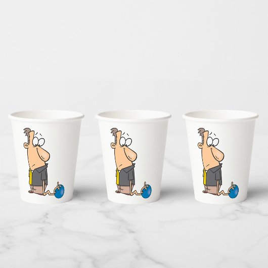 ボウリングおもしろいボール付き悲しいボウリングをする人、 クリケットの投手キャラクター 紙コップ