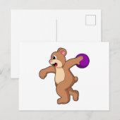 ボウリングでクマがボウリングボールを持って ポストカード (正面/裏面)