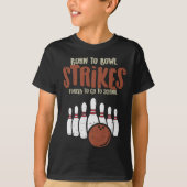 ボウリングでストライクを取るために生まれた 強制学校 面白いボウリング P Tシャツ (正面)