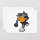 ボウリングでボウリングボールを持つラクーン ポストカード (正面/裏面)