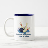 ボウリングをする人、クリケットの投手は常に持っています ツートーンマグカップ (左)