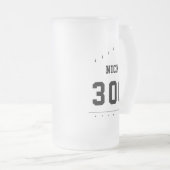 ボウリングをする人、 クリケットの投手名とボーリングハイスコアパーソナライズされた フロストグラスビールジョッキ (正面右)