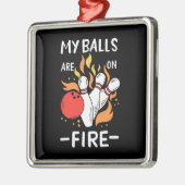 ボウリングをする人、 クリケットの投手玉が燃えている メタルオーナメント (左)