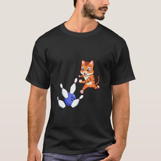 ボウリングをする猫がピンを倒す Tシャツ (正面)