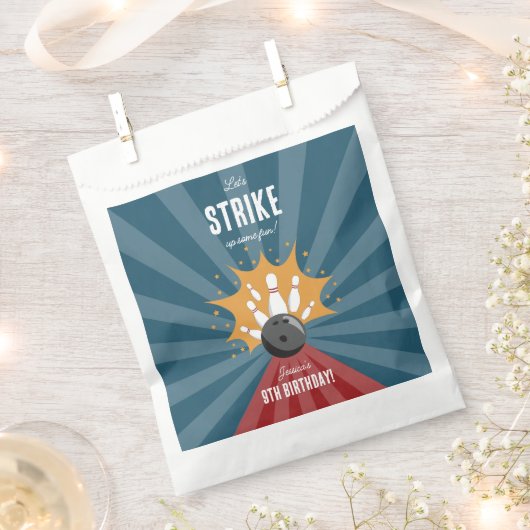 ボウリングボールが何らかのおもしろい子供の誕生日を打つ フェイバーバッグ (クリップ留めされた状態)