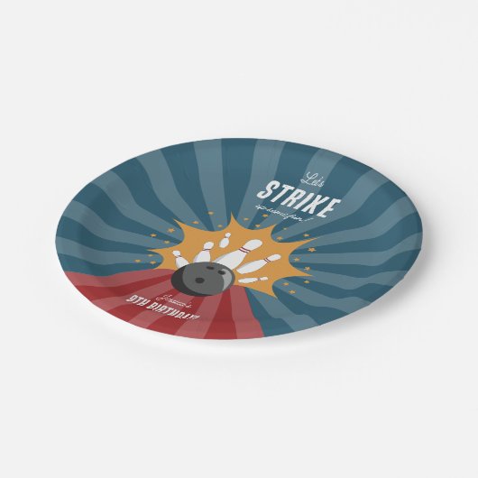 ボウリングボールが何らかのおもしろい子供の誕生日を打つ ペーパープレート (アングル)