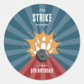 ボウリングボールが何らかのおもしろい子供の誕生日を打つ ラウンドシール (正面)