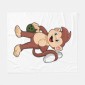 ボウリングボールでボーリングをするサル フリースブランケット (正面(横))