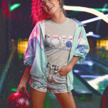 ボウリングボールとピンのグラフィックカスタムメッセージ Tシャツ<br><div class="desc">このグラフィックパーソナライズされたティーに独自のボーリング文字を追加するときお気に入りのに、ボウリングをする人、 クリケットの投手用のギフトやリーグ用のTシャツなどカスタムを作成する。このTシャツは、ボーリングピンとブルーボーリングボールのイラストを備えており、ブルースクリプトレタリングのグラフィックの下にあなたのメッセージを持つ。</div>