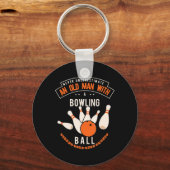 ボウリングボールを持つ老人を決して過小評価しない キーホルダー (正面)