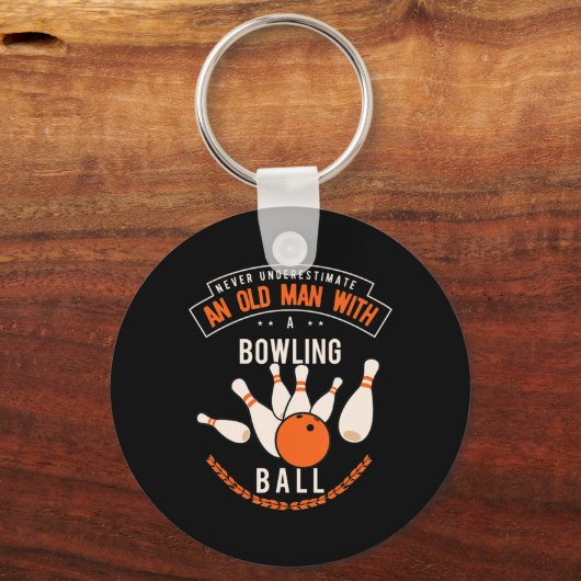 ボウリングボールを持つ老人を決して過小評価しない キーホルダー (正面)