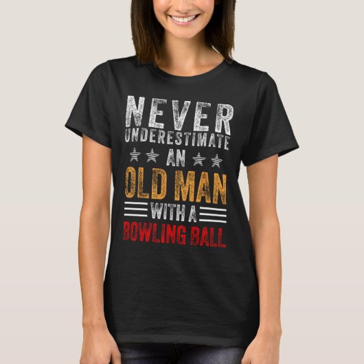 ボウリングボールを持つ老人を決して過小評価しない Tシャツ (正面)