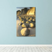 ボウリングボールビーチオンカリフォルニアズメンドシーノコースト キャンバスプリント (インサイチュ (ウッドフロア))