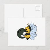 ボウリング場でボウリングボールを持った蜂 ポストカード (正面/裏面)