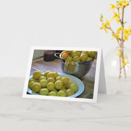 ボウルとざるに入った黄色のプルーン カード (黄色い花)