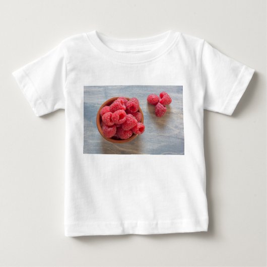 ボウルに入れた新鮮なラズベリー ベビーTシャツ (正面)