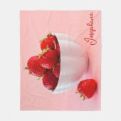 ボウルに入れた赤いイチゴのピンク色の写真と名前 フリースブランケット (正面)