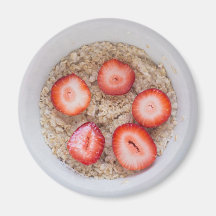 ボウル一杯のオートミールとイチゴ磁石